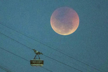 Fotos del eclipse lunar visto desde Navarra y otras partes del mundo (27 de julio de 2018)