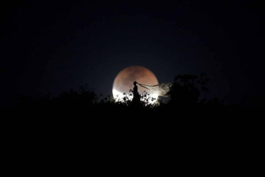 Fotos del eclipse lunar visto desde Navarra y otras partes del mundo (27 de julio de 2018)