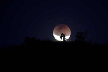 Fotos del eclipse lunar visto desde Navarra y otras partes del mundo (27 de julio de 2018)