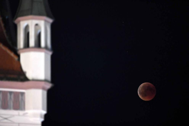 Fotos del eclipse lunar visto desde Navarra y otras partes del mundo (27 de julio de 2018)