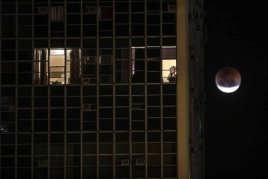 Fotos del eclipse lunar visto desde Navarra y otras partes del mundo (27 de julio de 2018)