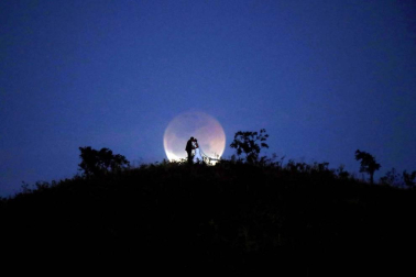 Fotos del eclipse lunar visto desde Navarra y otras partes del mundo (27 de julio de 2018)