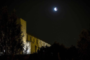 Fotos del eclipse lunar visto desde Navarra y otras partes del mundo (27 de julio de 2018)