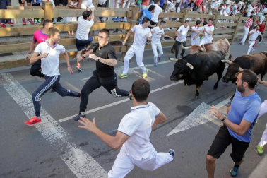 Fotos del encierro, pasacalles, homenaje al tudelano adoptivo, feria de alimentos artesanos y concurso de recortadores del sexto día de las fiestas de Tudela 2018, 29 de julio