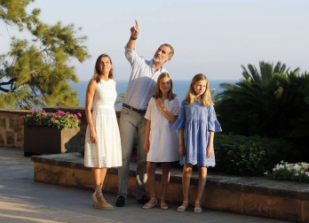 Los Reyes han cambiado este año el lugar del tradicional posado de inicio de las vacaciones en Palma. Del Palacio de Marivent, al Palacio de la Almudaina.