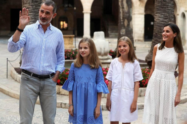 Los Reyes han cambiado este año el lugar del tradicional posado de inicio de las vacaciones en Palma. Del Palacio de Marivent, al Palacio de la Almudaina.