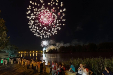 Imágenes de la Revoltosa y los fuegos que tienen lugar durante cada noche de las fiestas de Tudela.