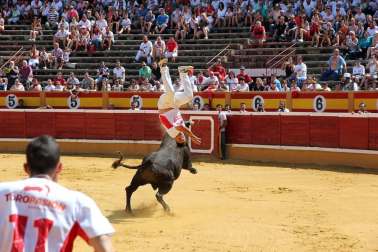 Fotos del encierro, pasacalles, homenaje al tudelano adoptivo, feria de alimentos artesanos y concurso de recortadores del sexto día de las fiestas de Tudela 2018, 29 de julio