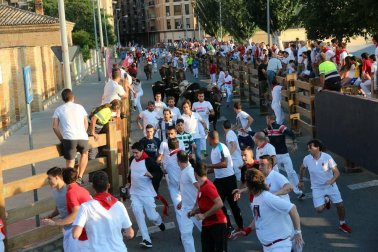 Fotos del encierro, pasacalles, homenaje al tudelano adoptivo, feria de alimentos artesanos y concurso de recortadores del sexto día de las fiestas de Tudela 2018, 29 de julio