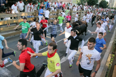 Fotos del encierro, pasacalles, homenaje al tudelano adoptivo, feria de alimentos artesanos y concurso de recortadores del sexto día de las fiestas de Tudela 2018, 29 de julio
