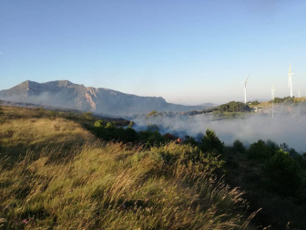 El fuego del molino provocó este domingo un incendio forestal con varios focos