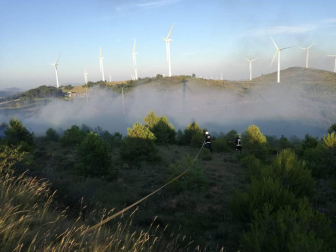 El fuego del molino provocó este domingo un incendio forestal con varios focos
