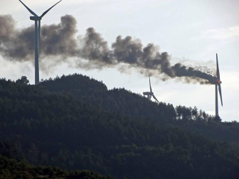 El fuego del molino provocó este domingo un incendio forestal con varios focos