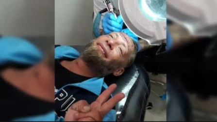 100€ por tatuarse el nombre del novio de una despedida en la frente