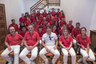 Homenaje, reparto de zurracapote, ambientico, pasacalles y cohete en el arranque de las fiestas de la localidad navarra.