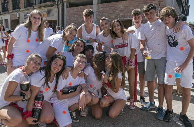 Homenaje, reparto de zurracapote, ambientico, pasacalles y cohete en el arranque de las fiestas de la localidad navarra.