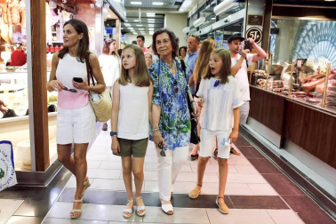 La Reina Letizia y sus hijas, la princesa Leonor y la infanta Sofía, y la reina emérita, doña Sofía, han salido hoy juntas a dar un paseo y visitar el mercado de abastos L'Olivar, situado en el centro de la ciudad de Palma.