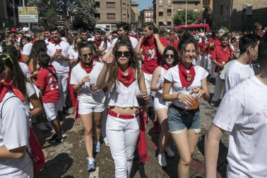 Homenaje, reparto de zurracapote, ambientico, pasacalles y cohete en el arranque de las fiestas de la localidad navarra.