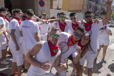 Homenaje, reparto de zurracapote, ambientico, pasacalles y cohete en el arranque de las fiestas de la localidad navarra.
