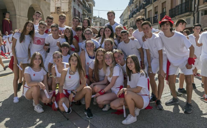 Homenaje, reparto de zurracapote, ambientico, pasacalles y cohete en el arranque de las fiestas de la localidad navarra.