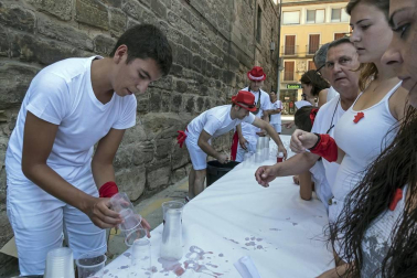 Homenaje, reparto de zurracapote, ambientico, pasacalles y cohete en el arranque de las fiestas de la localidad navarra.