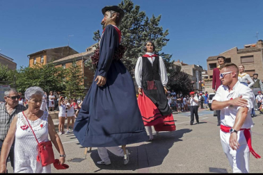 Homenaje, reparto de zurracapote, ambientico, pasacalles y cohete en el arranque de las fiestas de la localidad navarra.