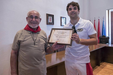 Homenaje, reparto de zurracapote, ambientico, pasacalles y cohete en el arranque de las fiestas de la localidad navarra.