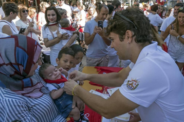 Homenaje, reparto de zurracapote, ambientico, pasacalles y cohete en el arranque de las fiestas de la localidad navarra.