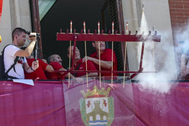 Homenaje, reparto de zurracapote, ambientico, pasacalles y cohete en el arranque de las fiestas de la localidad navarra.