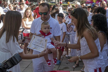 Homenaje, reparto de zurracapote, ambientico, pasacalles y cohete en el arranque de las fiestas de la localidad navarra.