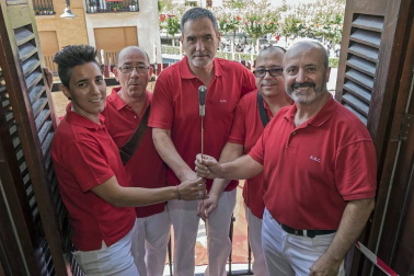 Homenaje, reparto de zurracapote, ambientico, pasacalles y cohete en el arranque de las fiestas de la localidad navarra.