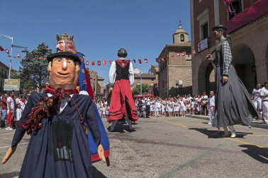 Homenaje, reparto de zurracapote, ambientico, pasacalles y cohete en el arranque de las fiestas de la localidad navarra.