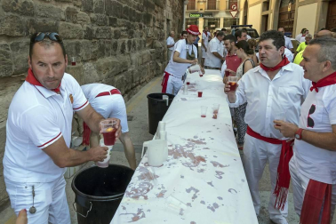 Homenaje, reparto de zurracapote, ambientico, pasacalles y cohete en el arranque de las fiestas de la localidad navarra.