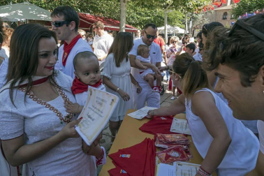 Homenaje, reparto de zurracapote, ambientico, pasacalles y cohete en el arranque de las fiestas de la localidad navarra.