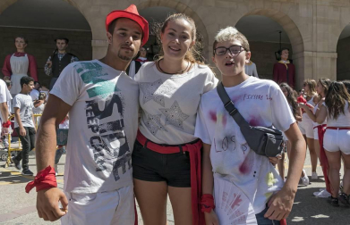 Homenaje, reparto de zurracapote, ambientico, pasacalles y cohete en el arranque de las fiestas de la localidad navarra.