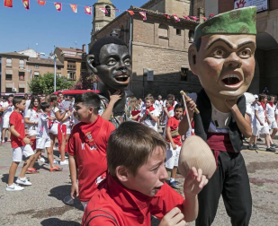 Homenaje, reparto de zurracapote, ambientico, pasacalles y cohete en el arranque de las fiestas de la localidad navarra.