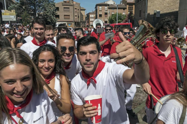 Homenaje, reparto de zurracapote, ambientico, pasacalles y cohete en el arranque de las fiestas de la localidad navarra.
