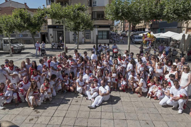 Homenaje, reparto de zurracapote, ambientico, pasacalles y cohete en el arranque de las fiestas de la localidad navarra.