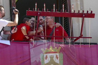Homenaje, reparto de zurracapote, ambientico, pasacalles y cohete en el arranque de las fiestas de la localidad navarra.