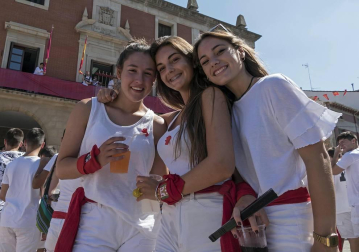 Homenaje, reparto de zurracapote, ambientico, pasacalles y cohete en el arranque de las fiestas de la localidad navarra.