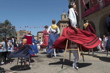 Homenaje, reparto de zurracapote, ambientico, pasacalles y cohete en el arranque de las fiestas de la localidad navarra.