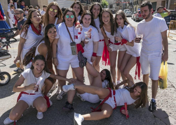 Homenaje, reparto de zurracapote, ambientico, pasacalles y cohete en el arranque de las fiestas de la localidad navarra.
