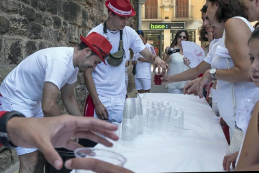 Homenaje, reparto de zurracapote, ambientico, pasacalles y cohete en el arranque de las fiestas de la localidad navarra.