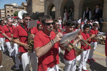 Homenaje, reparto de zurracapote, ambientico, pasacalles y cohete en el arranque de las fiestas de la localidad navarra.