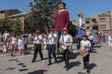 Homenaje, reparto de zurracapote, ambientico, pasacalles y cohete en el arranque de las fiestas de la localidad navarra.