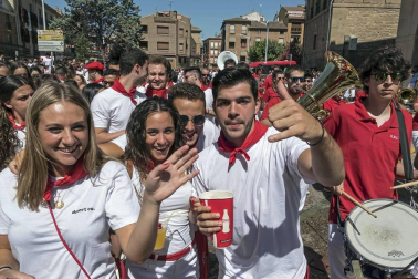 Homenaje, reparto de zurracapote, ambientico, pasacalles y cohete en el arranque de las fiestas de la localidad navarra.