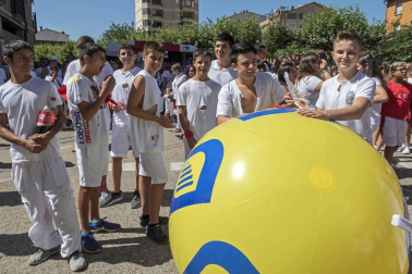 Homenaje, reparto de zurracapote, ambientico, pasacalles y cohete en el arranque de las fiestas de la localidad navarra.