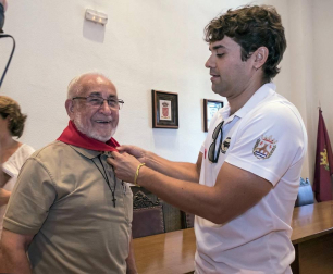 Homenaje, reparto de zurracapote, ambientico, pasacalles y cohete en el arranque de las fiestas de la localidad navarra.