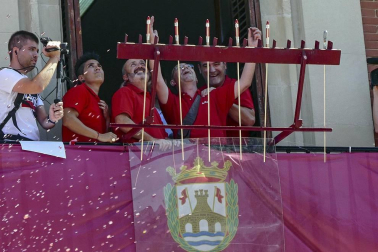 Homenaje, reparto de zurracapote, ambientico, pasacalles y cohete en el arranque de las fiestas de la localidad navarra.