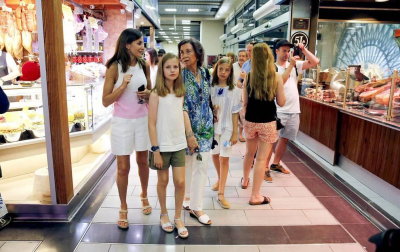 La Reina Letizia y sus hijas, la princesa Leonor y la infanta Sofía, y la reina emérita, doña Sofía, han salido hoy juntas a dar un paseo y visitar el mercado de abastos L'Olivar, situado en el centro de la ciudad de Palma.